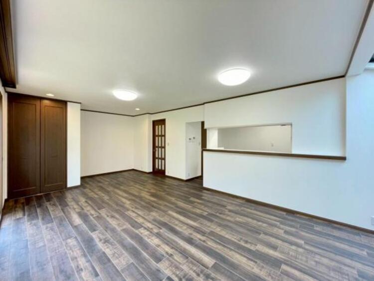 居間 食と憩いの場がゆるやかに続く、家族の存在を感じられるLDKです 