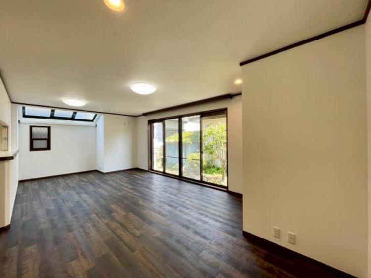 居間 窓面積が広く、陽光の注ぐ明るいLDK 