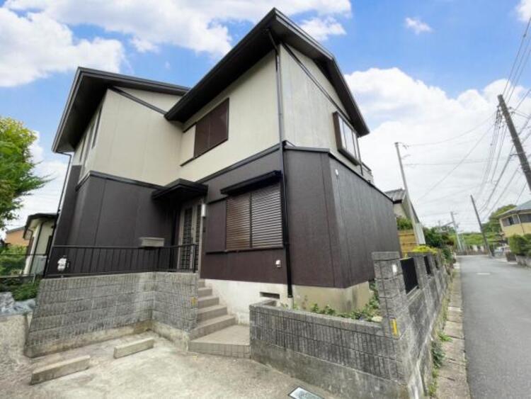 外観 前面道路は車通りが少なくお子様も安心です 