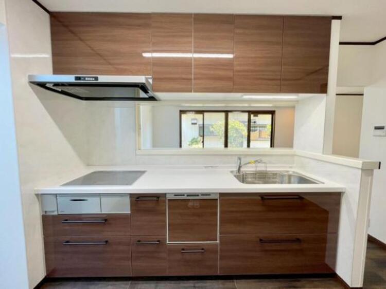 キッチン 広々とした食洗機付きキッチン。対面式でお料理中もご家族の気配を感じられます 