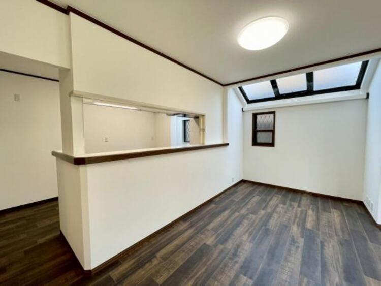 キッチン 天窓から陽光を取り込み、明るく開放感あふれるダイニング 