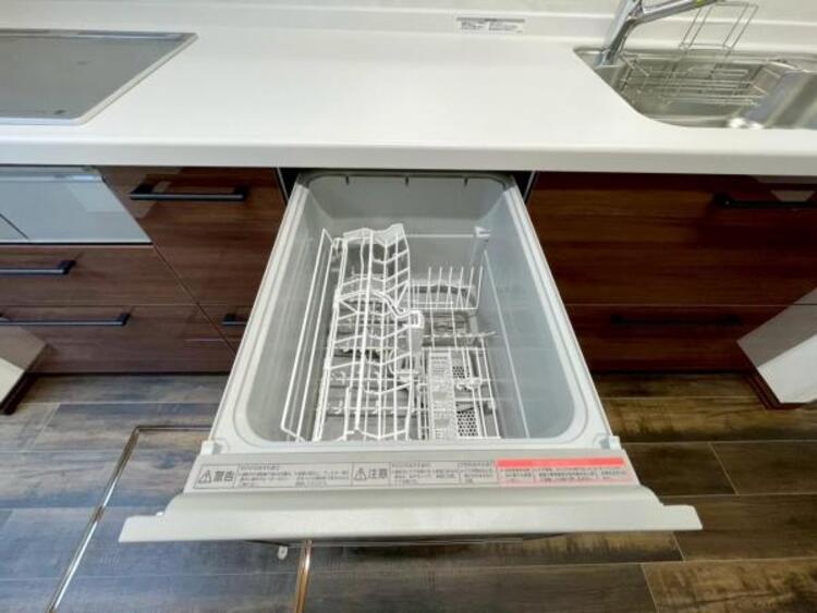 キッチン ビルトイン食洗機で食後の負担を軽減。高温洗浄と乾燥で、手洗いより清潔・快適、経済的です。 