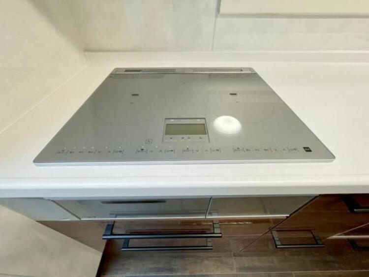 キッチン 毎日の料理に嬉しい3口コンロ。グリルもあり色んなレシピを楽しめそうです。 