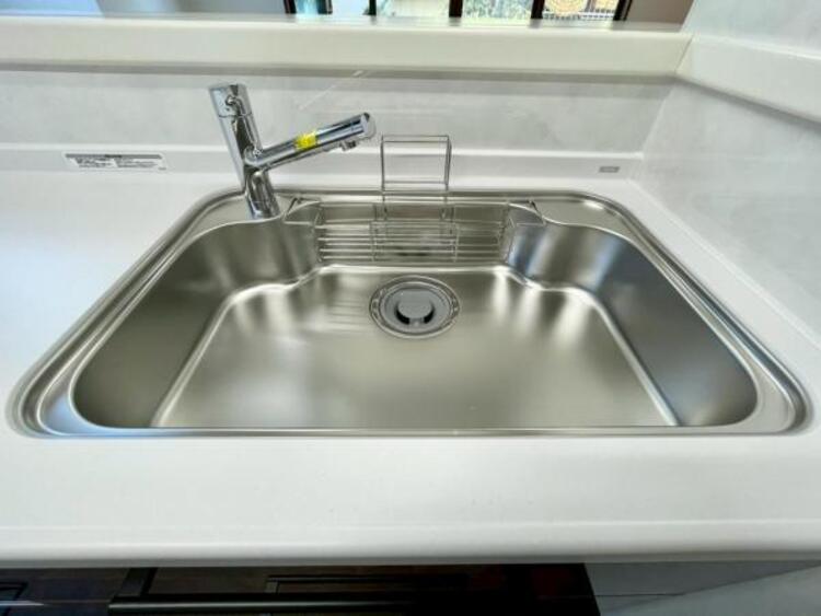 キッチン 鍋や大皿も洗える広々としたシンクです。ステンレスのため耐久性・お手入れしやすさも魅力です 