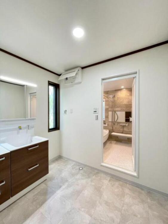 洗面 忙しい朝にも落ち着いて身支度ができるゆとりある洗面スペース 