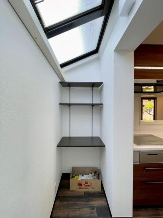 収納 食材や調味料のストックに便利なパントリー。非常用食品の収納にも。 