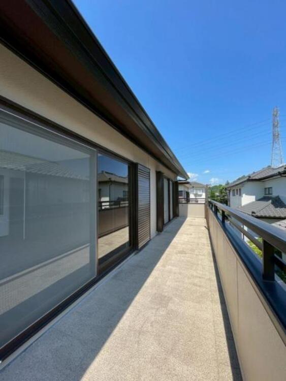 バルコニー 3部屋に面したワイドバルコニーは陽当たり良好で洗濯物が良く乾きます 