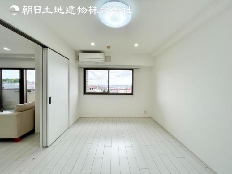 内装 【洋室】自宅で快適に過ごす条件は一人ひとり違います。個性が強すぎないシンプルな内装とシンプルなデザインで統一しております