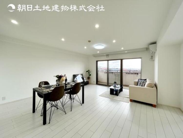 居間 【リビング】大切なご家族、招いた友人と過ごすひと時を溢れる光が優しく包み込む空間。充実した住空間は心を豊かにします。