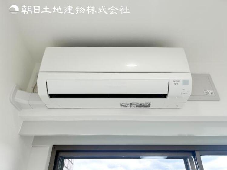 居間 【エアコン】備え付けのエアコンをご用意しております。新居ご購入時には必ずかかってくる費用が抑えられますね！