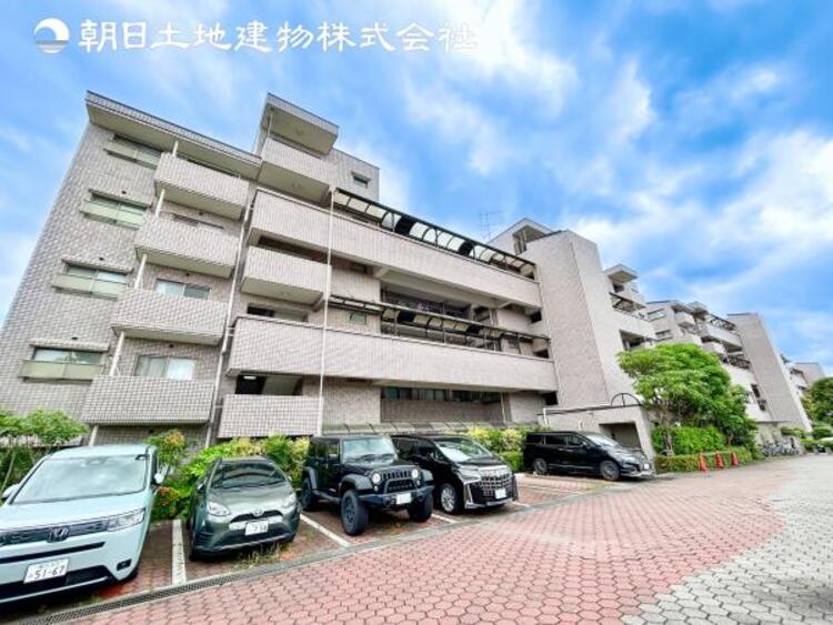 外観 【外観写真】穏やかな風と陽光、日常生活を一段と心地よいものにしています。周辺とのコラボにより明るく開放的な空間を演出。