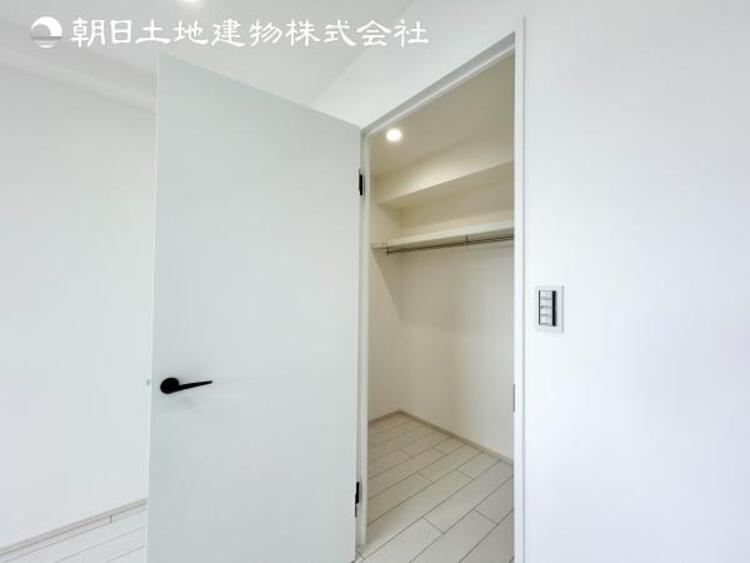 収納 【収納】たっぷりのウォークインクローゼットがあれば、季節物の衣類もすっきりしまえるので衣替えも楽ちんで快適に暮らせそうです