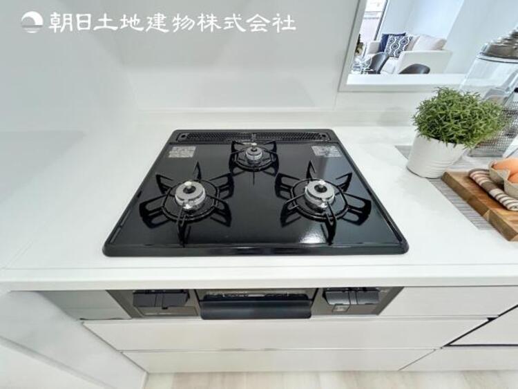 設備 【3口ガスコンロ】お料理に必須の３口コンロ。同時進行で自慢のお料理も効率アップ！もちろんグリルもついてます！