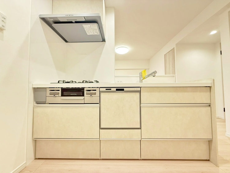 キッチン スマートな意匠と充実の機能を備えたキッチンが、暮らしにおいしい彩りを添えます。