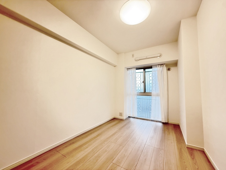 寝室 ベッドも十分に設置するスペースがあります。