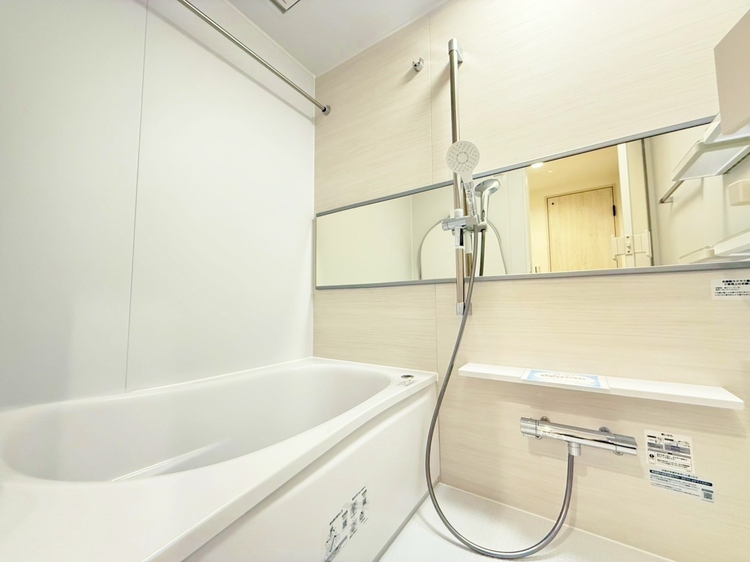 風呂 一日の疲れを癒すバスルームは、心地よいリラックスを叶える清潔感溢れる空間です。