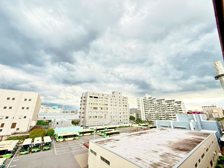 バルコニー 窓を開けると広がる青空。心をリフレッシュして日々を過ごしていきましょう。