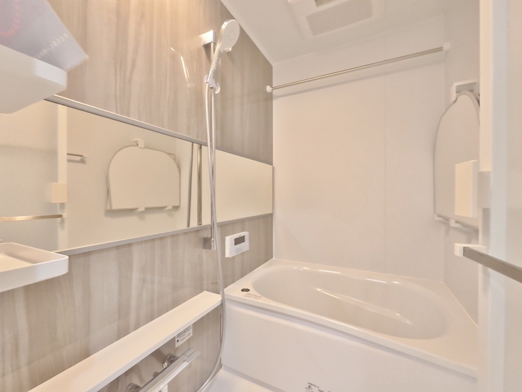 風呂 一日の疲れを癒すバスルームは、心地よいリラックスを叶える清潔感溢れる空間です。