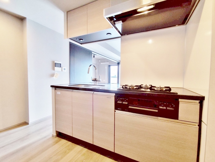 キッチン スマートな意匠と充実の機能を備えたキッチンが、暮らしにおいしい彩りを添えます。