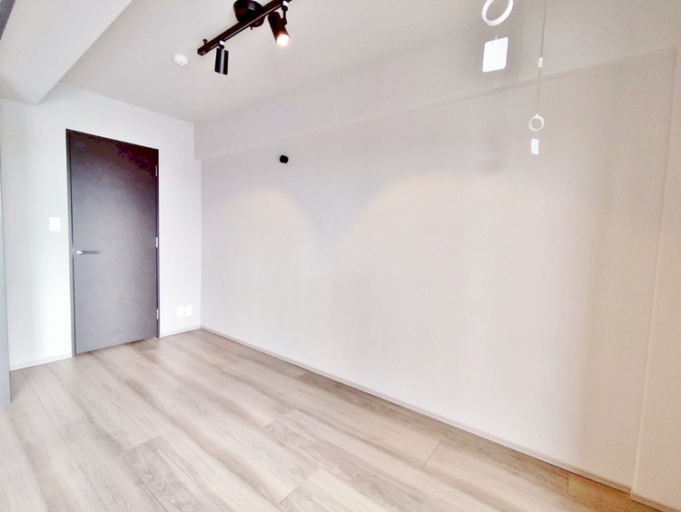 寝室 ベッドも十分に設置するスペースがあります。