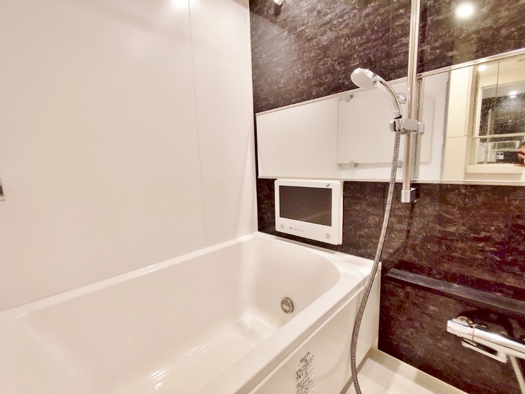 風呂 一日の疲れを癒すバスルームは、心地よいリラックスを叶える清潔感溢れる空間です。