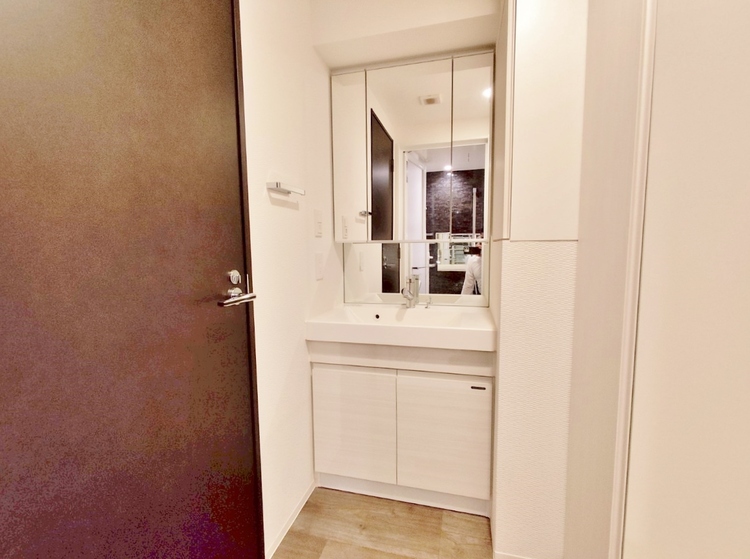 洗面 何かと物が増える場所だからこそ、スッキリと見映えの良い空間に。