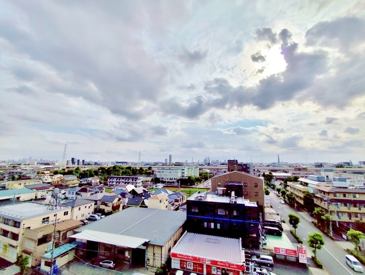 バルコニー 窓を開けると広がる青空。心をリフレッシュして日々を過ごしていきましょう。