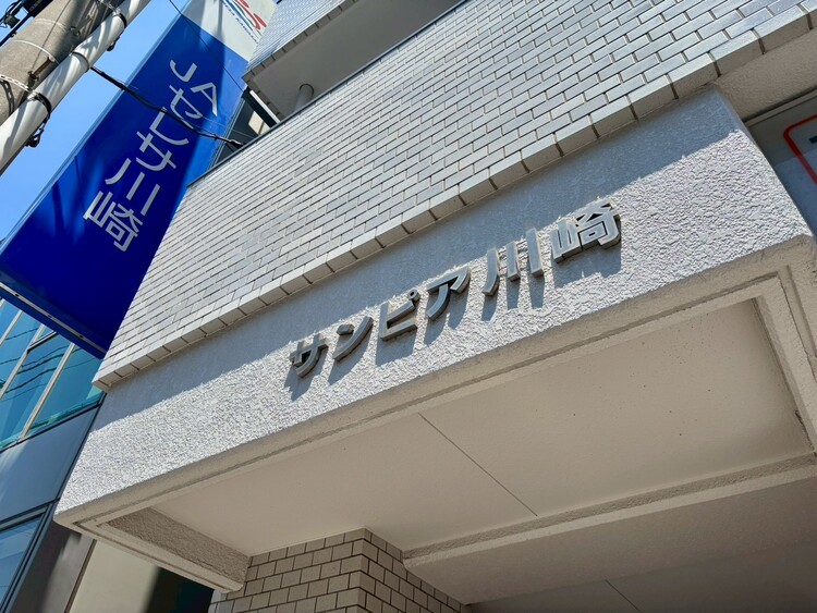 その他 スタイリッシュなエンブレム。お洒落なマンションは入り口から。