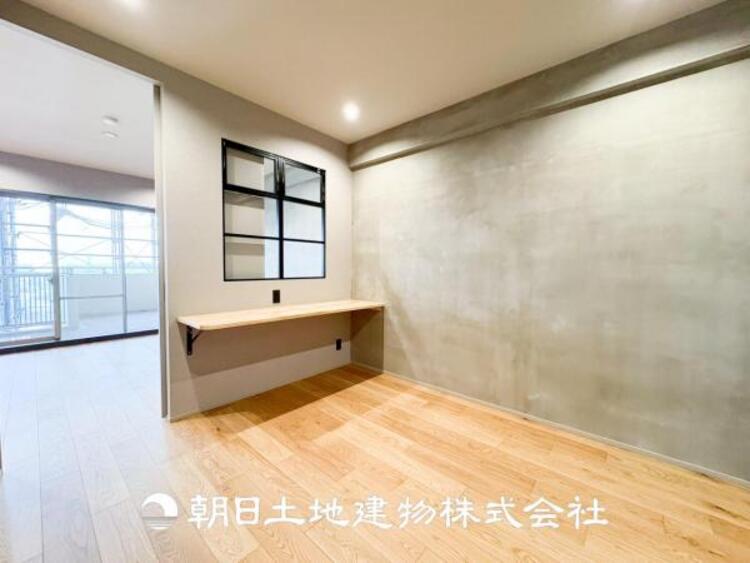 内装 【居室】爽やかな空間演出とセンス良く纏められた室内は良質な寛ぎ空間。そこで暮らす大切な人達のことを考え造りこんだ空間は日々の生活に安らぎを与えてくれます。