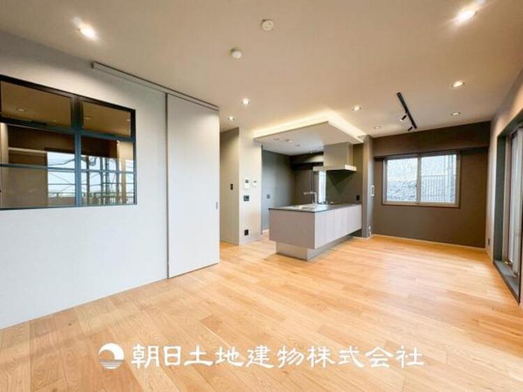 居間 【リビング】1日の中で最も長い時間を過ごすことになるリビングだからこそ、いつも笑顔があふれる空間であるように。広々とした空間から幸せな未来を。1日の中で最も長い時間を過ごすリビングは、笑顔があふれる空間です。広々とした空間から幸せな未来を。