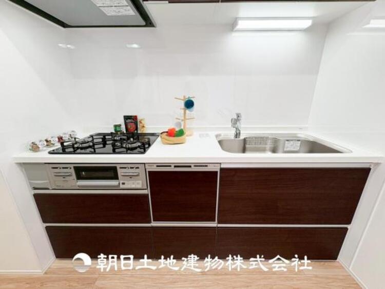 キッチン 【キッチン】 仲良しなご夫婦、お子様、みんなでお料理ができる程の贅沢なスペースを実現したキッチンとなっております。みんなで作った料理を召し上がりながらの会話は盛り上がること間違いなしです。 