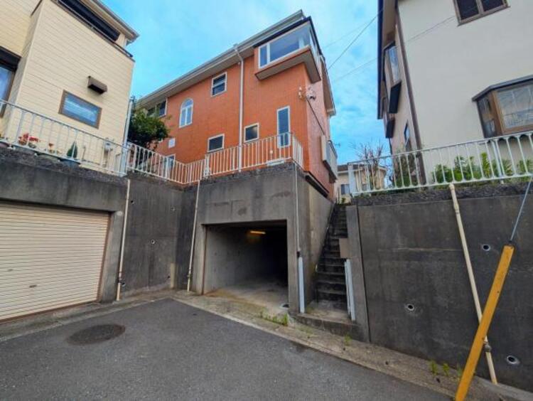 外観 ●〇光と風が行わたる開放感あふれる邸宅　春には気持ちの良いそよ風、冬には朝の暖かな光　季節の移り変わりを感じる暮らしを実現。四季の移ろいを感じる事ができる住宅は生活に潤いを与え、豊かな心を育みます〇●