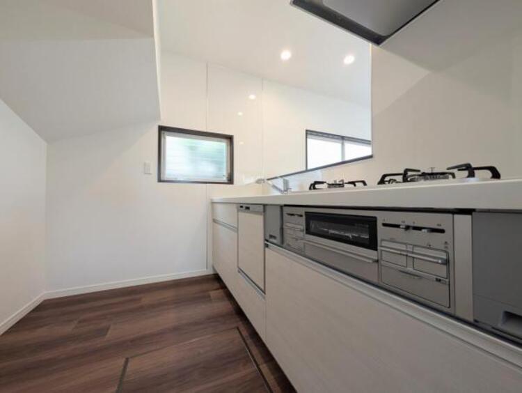 キッチン ●〇新しいキッチンは気分も上がり、家事も楽しくできそう。お手伝いをしてくれるお子様と並んで立てるキッチンは、ご家族のコミュニケーションを育む場として活躍します。収納力が高い事も大事なポイントです〇●