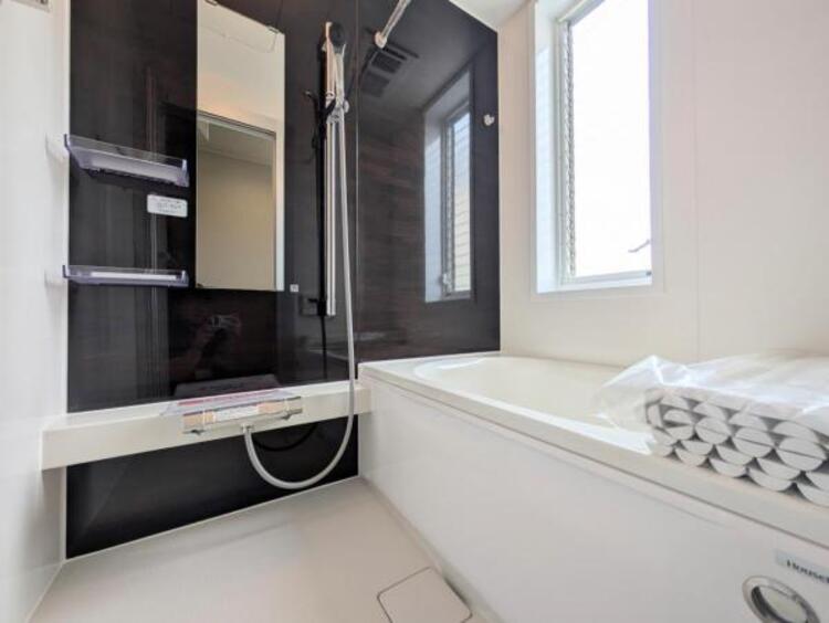 風呂 ●〇ユニットバスはゆったりとくつろげる1坪タイプ。足までしっかりと伸ばせる浴槽は心身ともにしっかりと疲れを癒してくれます。お子様と一緒の入浴でも充分な広さです。バスルームは疲れを癒すくつろぎの場所〇●