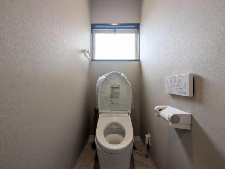 トイレ ●〇ゆとりをもった広さ、白ベースに清潔感ある空間です。もちろんウォシュレットも完備しております。小物を収納するスペースがあるのも良いですね。毎日頻繁に利用する大切な空間だからこそ、こだわりたいです〇●