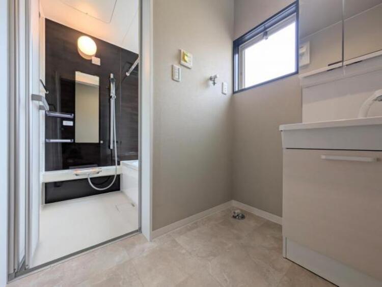 洗面 ●〇平日の朝であっても、落ち着きとくつろぎを感じられる。歯磨き粉が行方不明になるようなごちゃごちゃ感も解消。収納力の高い洗面所です。　コーディネートされた空間で気持ちよく身だしなみを整えられます　〇●