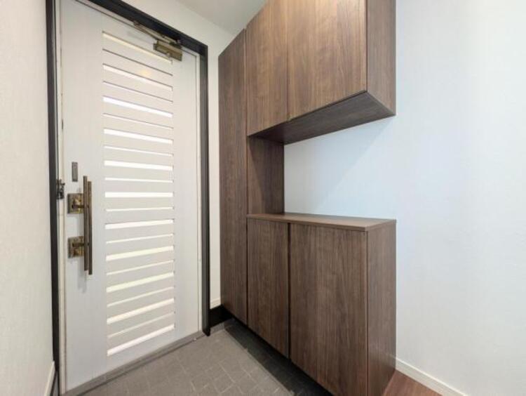 その他 ●〇住まいの第一印象を決める玄関スペース。収納力が高い下足入れを設置しており、高級感と清潔感を演出しました。小窓からの採光で明るい設計です。気持ちの良い気分でお出かけする事ができ、帰宅時も良い気分〇●