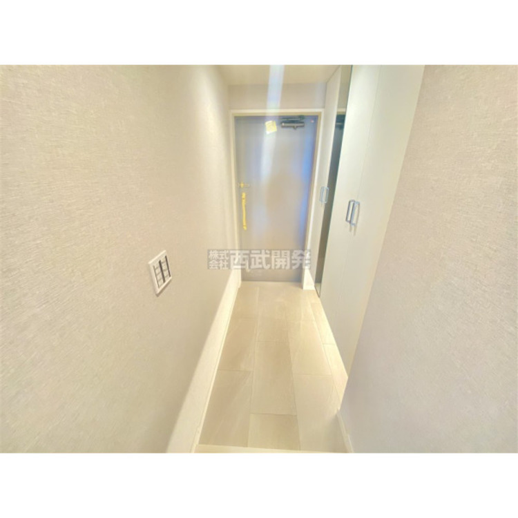 玄関 大きなシューズボックス。中の棚板は可動式なのでブーツや長靴なども楽々収納できます。