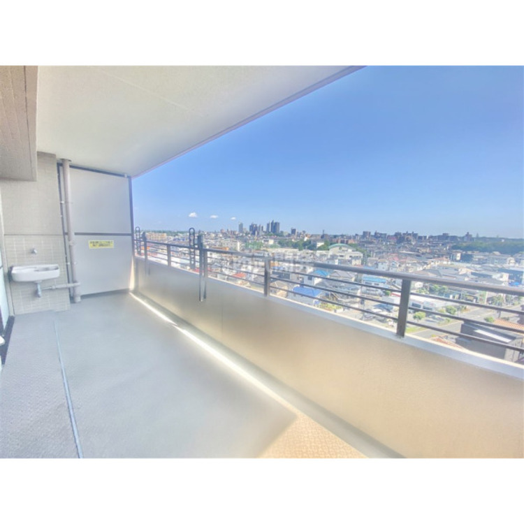 バルコニー ワイドなバルコニーで洗濯物もお布団も、たくさん干せます。広いバルコニーは使い勝手が良好です。