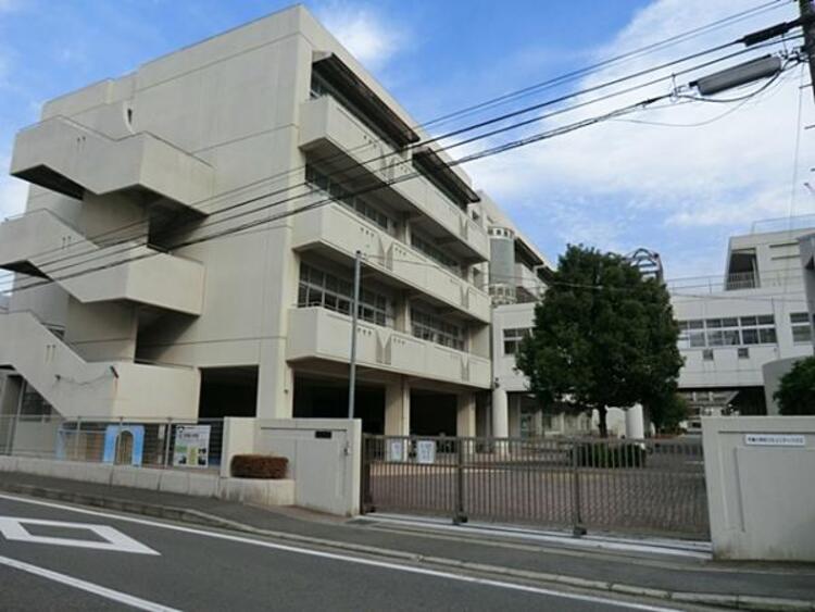 周辺 横浜市立市場小学校 800m