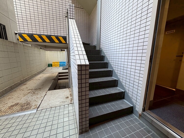 その他 共用部の階段です。明るく清潔に管理されています。