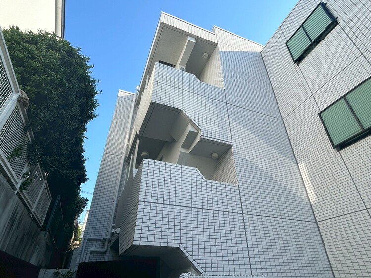 その他 共用部の階段です。明るく清潔に管理されています。