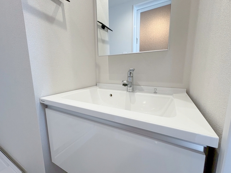 その他 清潔感を感じられる洗面化粧台。