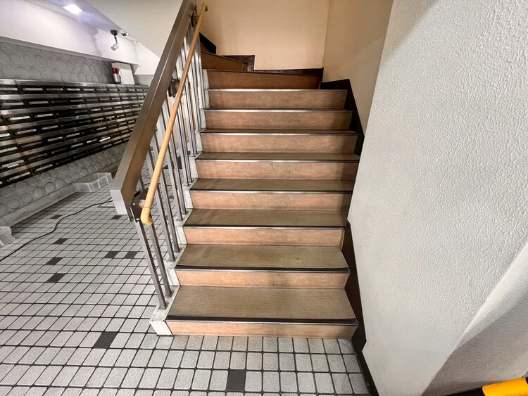 その他 共用部の階段です。明るく清潔に管理されています。