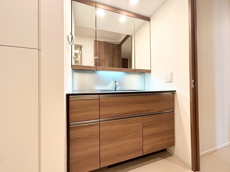 その他 清潔感を感じられる洗面化粧台。