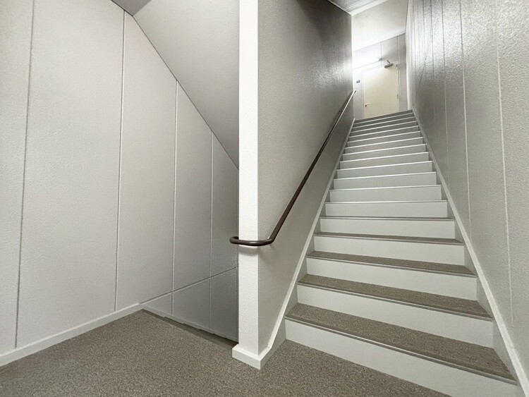 その他 共用部の階段です。明るく清潔に管理されています。