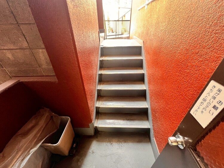 その他 共用部の階段です。明るく清潔に管理されています。
