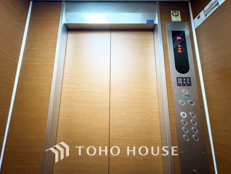 トイレ 【toilet】トイレットペーパーの使用回数を減らせることです。 シャワートイレを使用すれば、洗浄して汚れを落とすことができるため、トイレットペーパーの使用を最小限にとどめることができます。