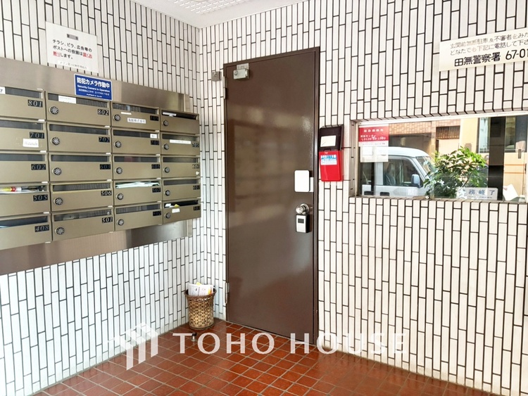 洗面 【Wash basin】十分な大きさの洗面台は収納もさる事ながら、身だしなみチェックや歯磨きなど、朝の慌ただしい時間でもホテルライクなスペースで余裕とゆとりを感じて頂けます。