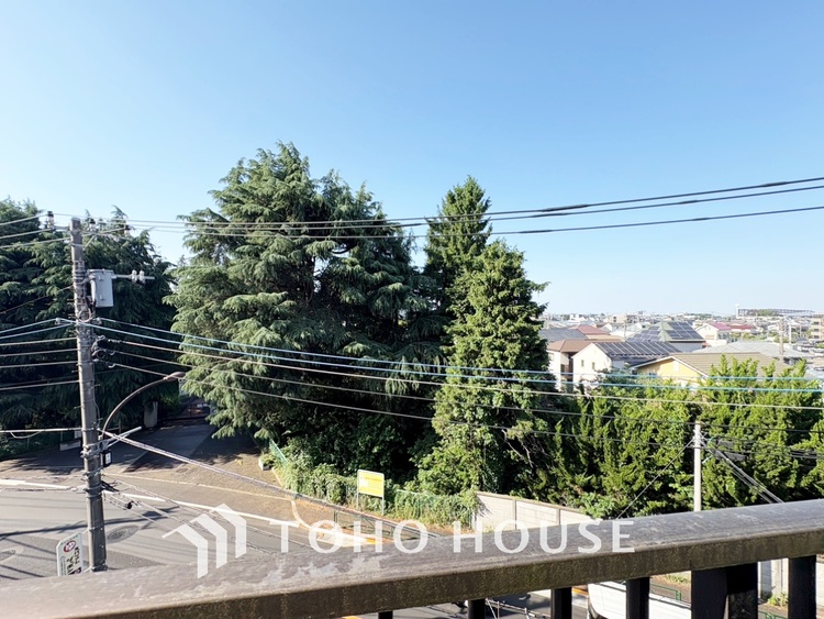 バルコニー 【Blue sky terrace】見上げると、空。時間を忘れ大空を見上げるなんて、いつぶりだろうか。こんなにも広く美しい情景がこの頭上にあったなんて。時間を忘れ、時を知る。